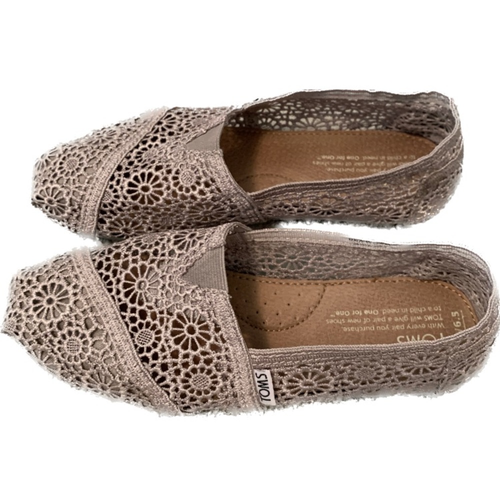 TOMS Light Gray Moroccan Lace Alpogatas. Great condition!